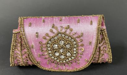 Four pouches embroidered with Indian silk.
Minor...