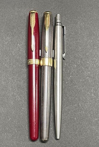 PARKER
-Parker Sonnet fountain pen, red lacquer...