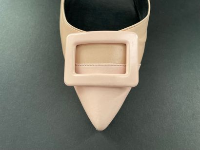 Roger VIVIER 
Pair of pink leather pumps...