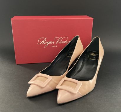Roger VIVIER 
Pair of pink leather pumps...