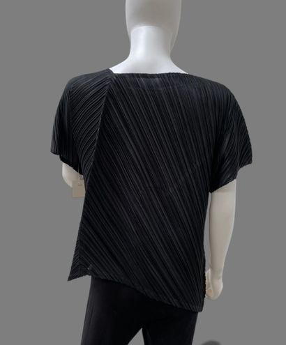 PLEATS PLEASE 
Black pleated top with a V-neck...