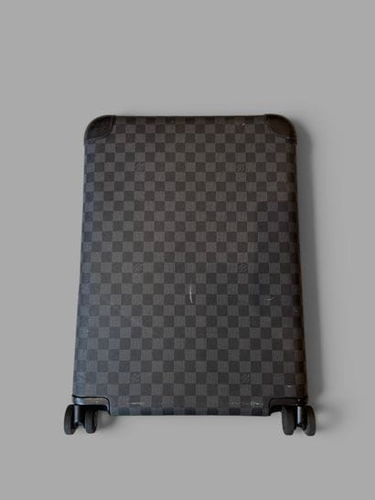 Louis VUITTON
Horizon suitcase in anthracite...