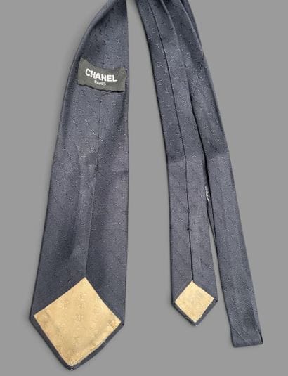 CHANEL Paris
Navy blue silk tie with logo
Signs...