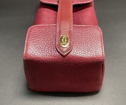 MUST by CARTIER
Burgundy grained leather...
