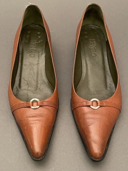 KENZO
Pair of pointed-toe pumps in cognac...