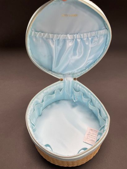 Estée LAUDER
Set of three vanity cases in...