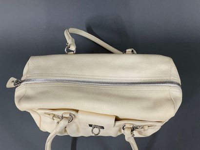 Salvatore FERRAGAMO 
Ecru leather bag, double...