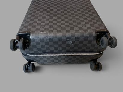 Louis VUITTON
Horizon suitcase in anthracite...