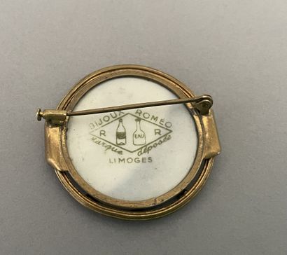 Romeo Jewelry
Round metal brooch featuring...