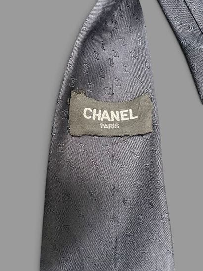 CHANEL Paris
Navy blue silk tie with logo
Signs...