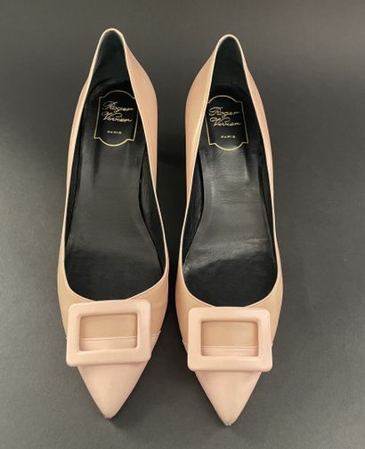 Roger VIVIER 
Pair of pink leather pumps...