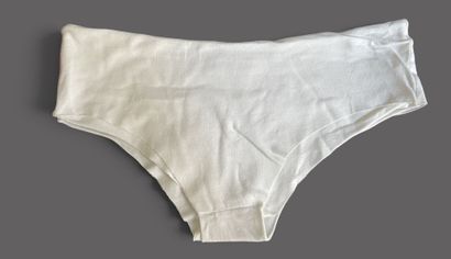 CHLOE
White cotton sports set, including...
