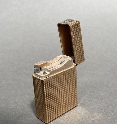 S.T. DUPONT
Gold-plated lighter with diamond-point...