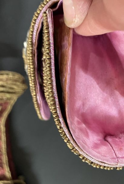 Four pouches embroidered with Indian silk.
Minor...