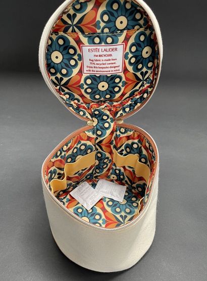 Estée LAUDER
Set of three vanity cases in...
