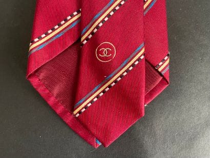 CHANEL
Striped evening tie with a burgundy...