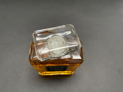 CHANEL
Replica COCO Eau de Parfum bottle.
H:...