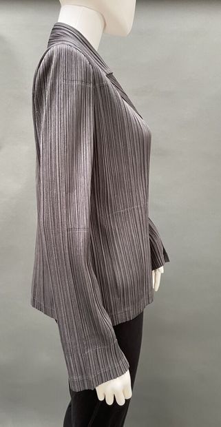 PLEATS PLEASE 
Gray pleated jacket. 
Approx....