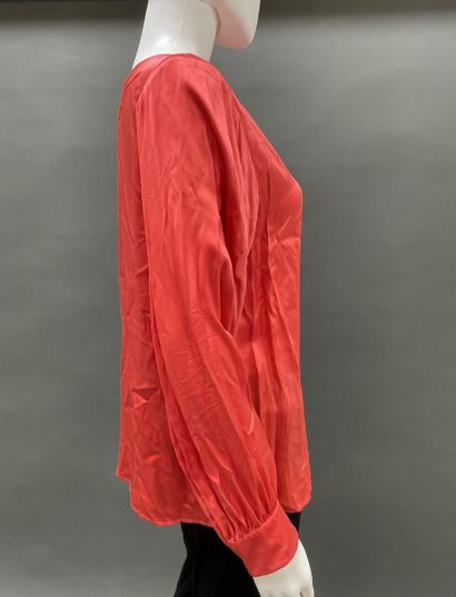 Yves SAINT LAURENT 
Coral-colored silk blouse
Size...