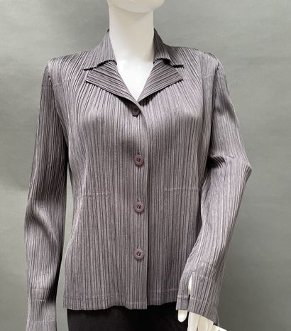 PLEATS PLEASE 
Gray pleated jacket. 
Approx....