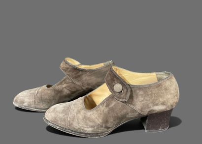 HERMES
Pair of brown suede Salomé shoes....