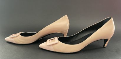 Roger VIVIER 
Pair of pink leather pumps...