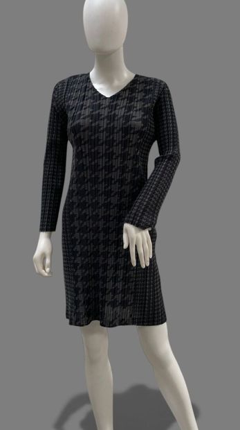 PLEATS PLEASE 
Gray and black houndstooth-print...