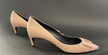 Roger VIVIER 
Pair of pink leather pumps...