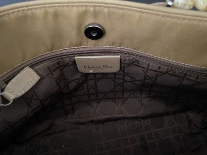 Christian DIOR
Beige nylon bag with magnetic...