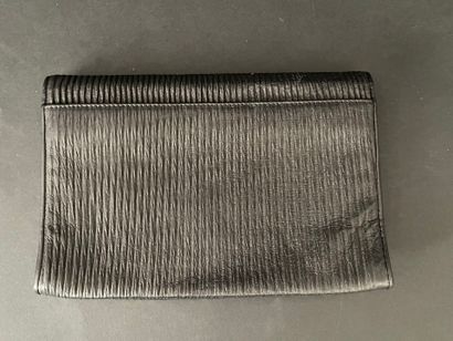 Hanaé MORI
25-cm clutch in black embossed...