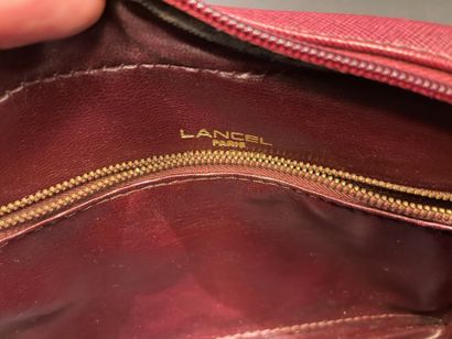 LANCEL 
Garnet leather shoulder bag, zipper...