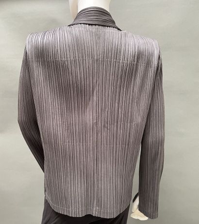 PLEATS PLEASE 
Gray pleated jacket. 
Approx....
