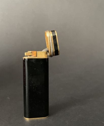 Must de CARTIER No. 21228M
Black lacquered...