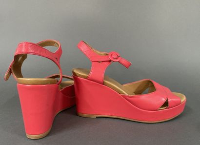 AGNES B 
Pair of coral-colored leather shoes...