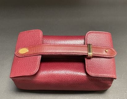 MUST by CARTIER
Burgundy grained leather...
