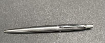 PARKER
-Parker Sonnet fountain pen, red lacquer...
