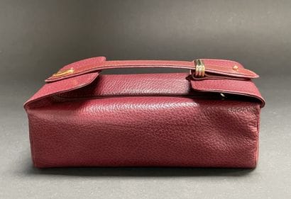 MUST by CARTIER
Burgundy grained leather...