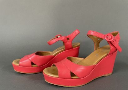 AGNES B 
Pair of coral-colored leather shoes...