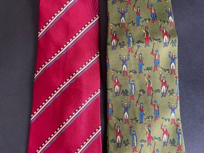 CHANEL
Striped evening tie with a burgundy...