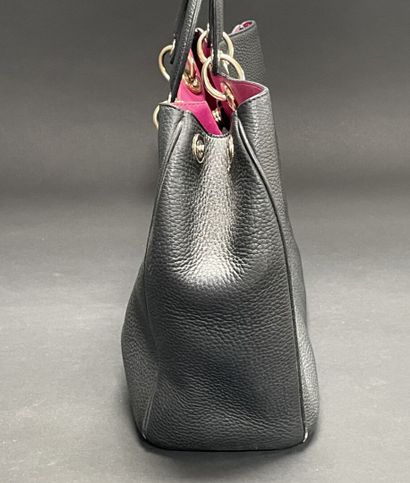 Christian DIOR
Black grained leather tote...
