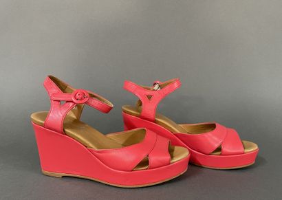 AGNES B 
Pair of coral-colored leather shoes...