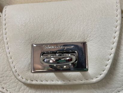 Salvatore FERRAGAMO 
Ecru leather bag, double...
