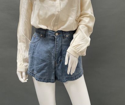FENDISSIME
Sky-blue linen shorts with a denim-style...