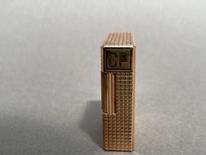 S.T. DUPONT
Gold-plated lighter with diamond-point...