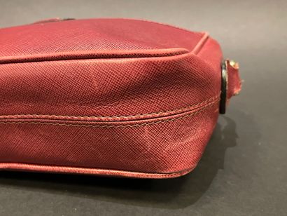 LANCEL 
Garnet leather shoulder bag, zipper...