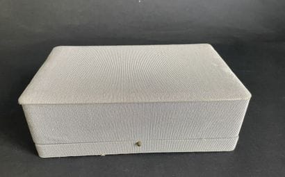 HERMES
Case lined with gray fabric
6.5 x...