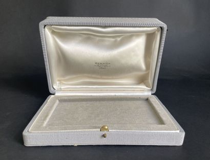 HERMES
Case lined with gray fabric
6.5 x...