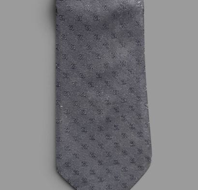 CHANEL Paris
Navy blue silk tie with logo
Signs...