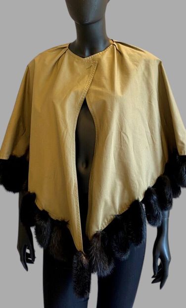 ANONYMOUS
Khaki cotton cape trimmed with...