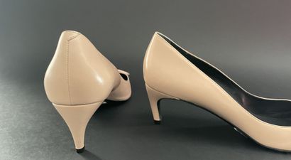 Roger VIVIER 
Pair of pink leather pumps...